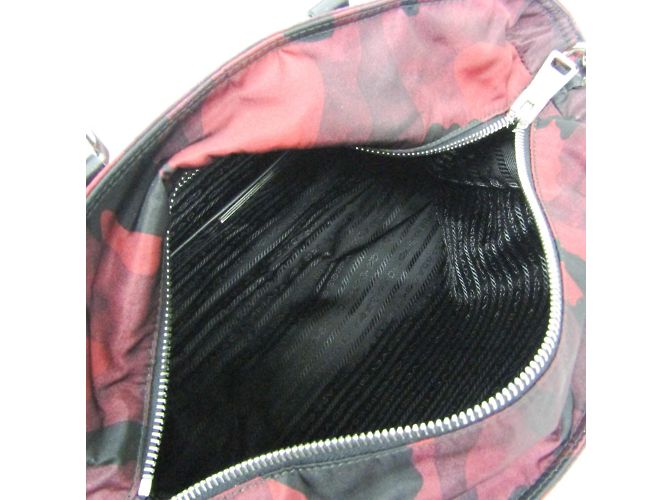 Borsa a spalla Prada in tessuto camouflage Rosso - vista 3
