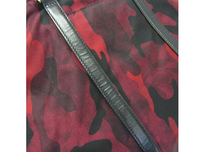 Borsa a spalla Prada in tessuto camouflage Rosso - vista 6