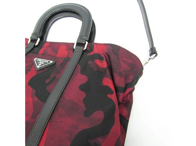 Borsa a spalla Prada in tessuto camouflage Rosso - vista 7