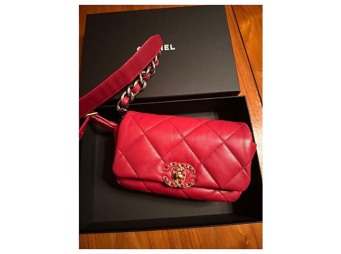 Chanel 19 Gürteltasche aus rotem Lammleder - Ansicht 2