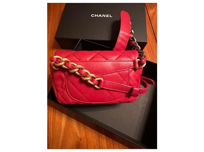 Chanel 19 Gürteltasche aus rotem Lammleder - Ansicht 5