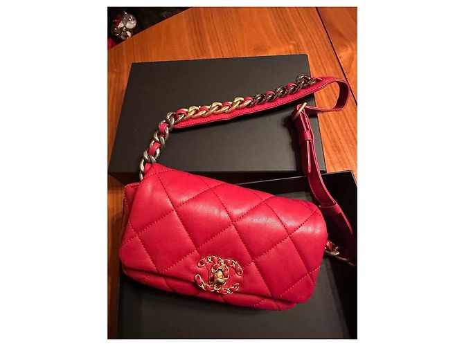 Chanel 19 Gürteltasche aus rotem Lammleder - Ansicht 7