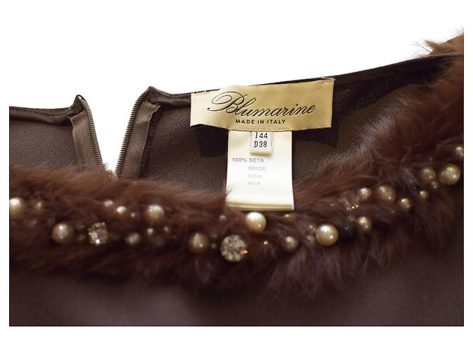 Vestido Blumarine marrom de lã com detalhes de pele e pérolas - vista 3