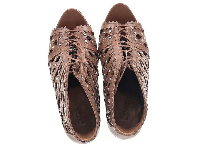 Braune Leder-Stiefeletten mit Schnürung und Laserschnitt Alaïa - Ansicht 2