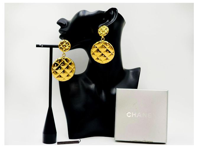Orecchini a clip pendenti in matelassé dorato Chanel Gold hardware - vista 5