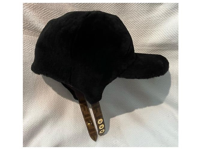Cappello Fendi in shearling nero - vista 2