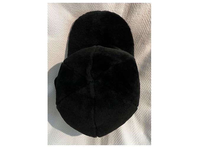 Cappello Fendi in shearling nero - vista 3