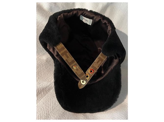 Cappello Fendi in shearling nero - vista 5