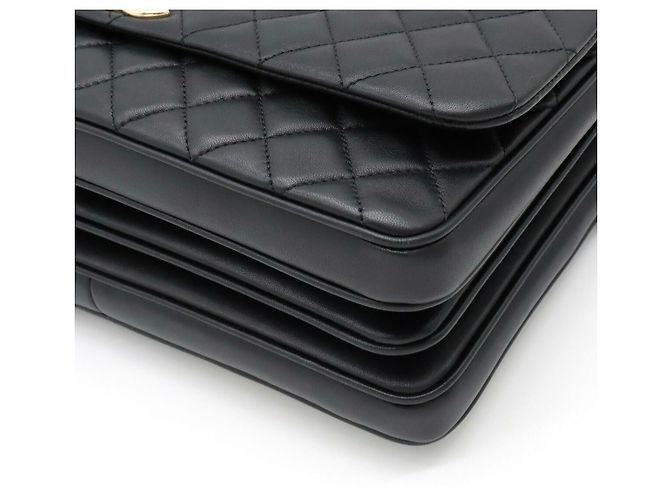 Bolsa de mão Chanel em couro de cordeiro matelassé com marca Coco Preto - vista 3