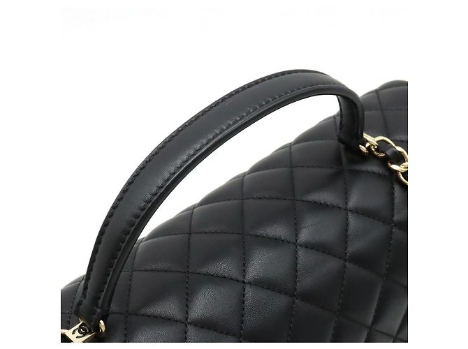 Bolsa de mão Chanel em couro de cordeiro matelassé com marca Coco Preto - vista 4