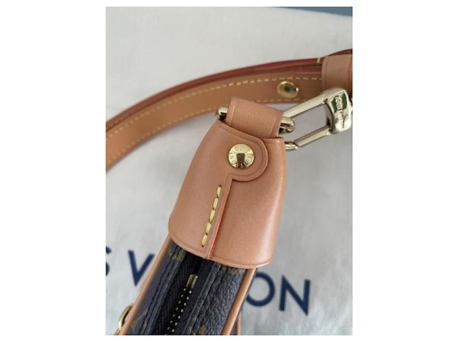 Borsa a mano Louis Vuitton Loop Monogram Canvas Marrone D'oro Caramello - vista 12