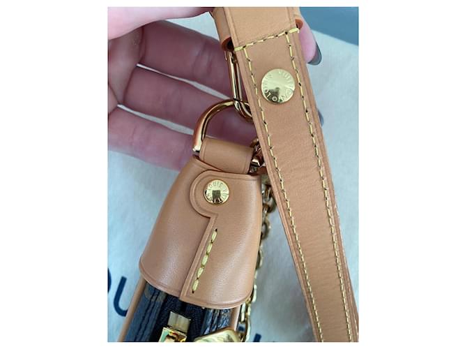 Borsa a mano Louis Vuitton Loop Monogram Canvas Marrone D'oro Caramello - vista 14
