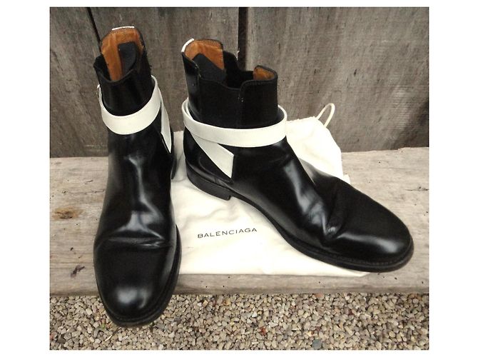 Botines Balenciaga de charol negro y blanco - vista 2