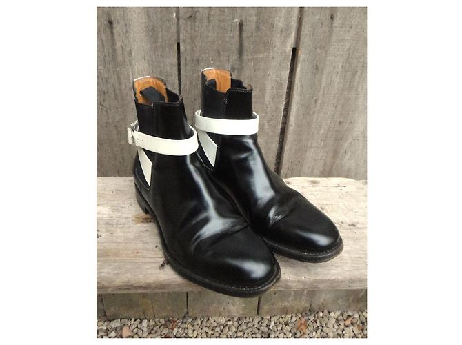 Botines Balenciaga de charol negro y blanco - vista 3