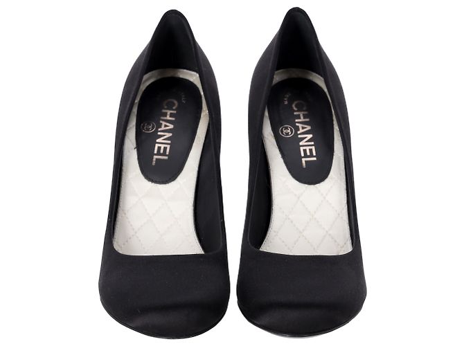 Timeless Pumps Chanel con logo sul retro in raso nero - vista 11