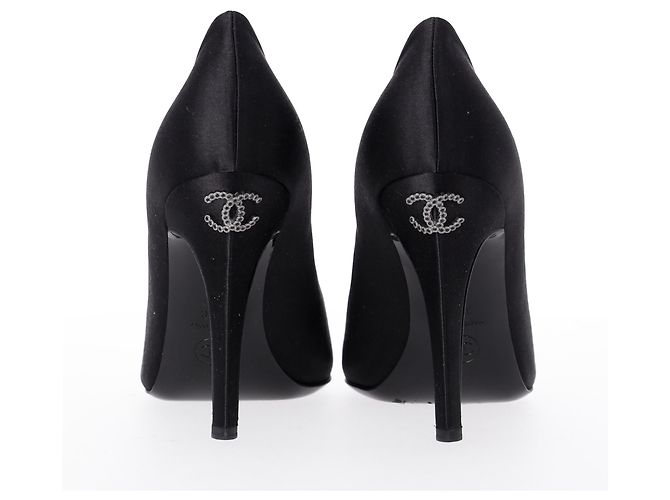 Timeless Pumps Chanel con logo sul retro in raso nero - vista 12
