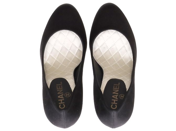 Timeless Pumps Chanel con logo sul retro in raso nero - vista 13
