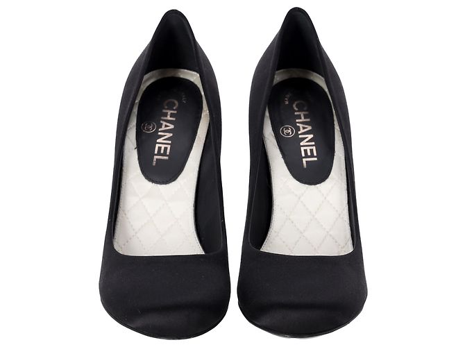 Timeless Pumps Chanel con logo sul retro in raso nero - vista 3
