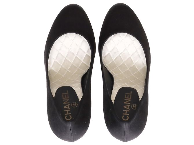 Timeless Pumps Chanel con logo sul retro in raso nero - vista 5