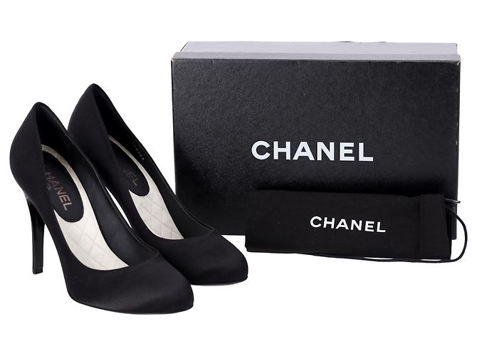 Timeless Pumps Chanel con logo sul retro in raso nero - vista 8