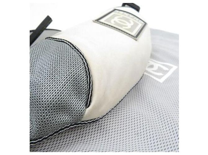 Borsa da viaggio Chanel Sport in nylon bianco e grigio - vista 4