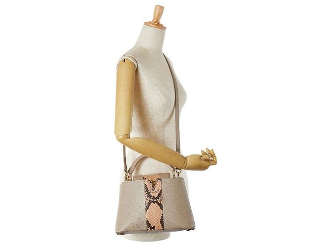 Bolso de piel de pitón Louis Vuitton Capucines BB Beige - vista 8