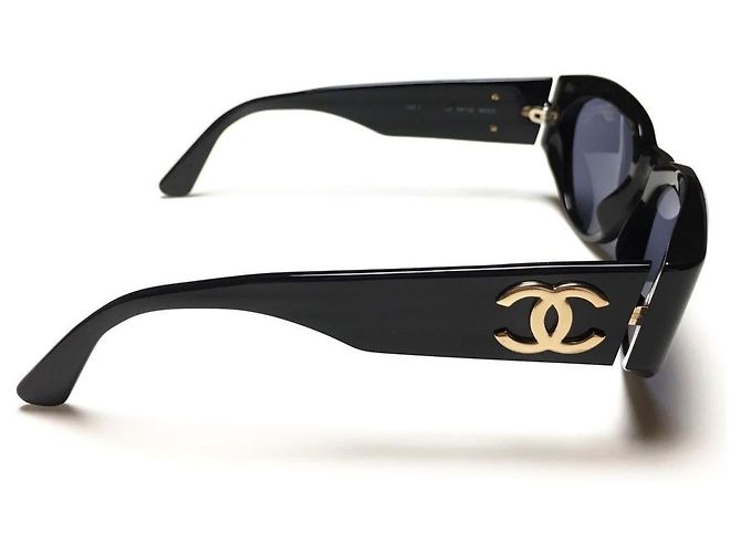 Occhiali da sole Chanel neri con logo CC dorato Nero D'oro - vista 2