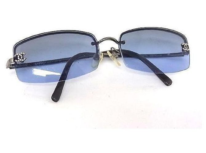 Occhiali da sole Chanel CC Logo senza montatura con strass blu navy - vista 3