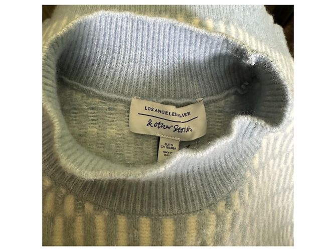 & Other Stories Cropped Strickweste mit Stehkragen Weiß Blau - Ansicht 4