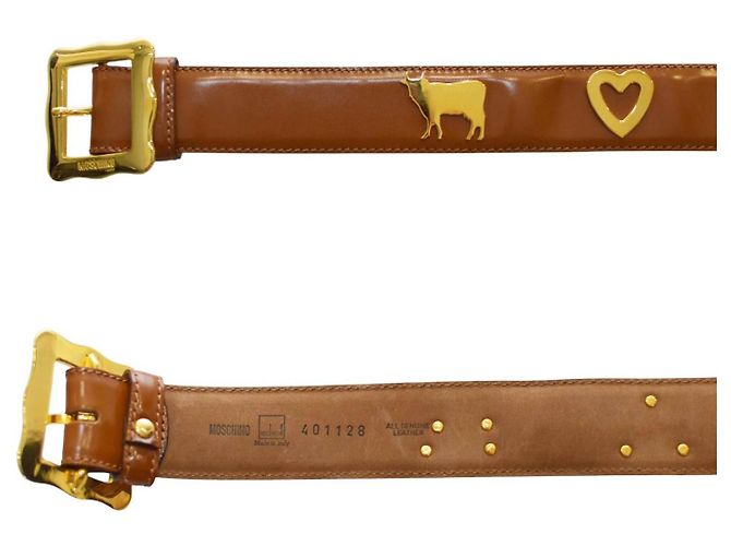 Cinto Moschino de couro brilhante marrom com fivela de coração e vaca - vista 2
