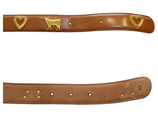 Cinto Moschino de couro brilhante marrom com fivela de coração e vaca - vista 3