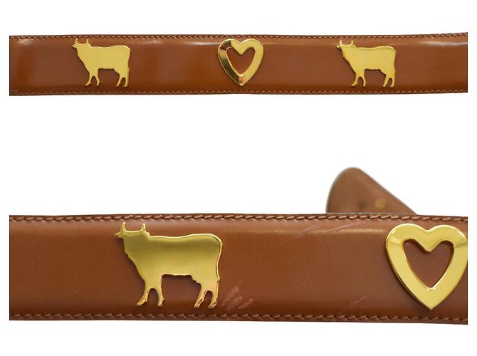 Cinto Moschino de couro brilhante marrom com fivela de coração e vaca - vista 4