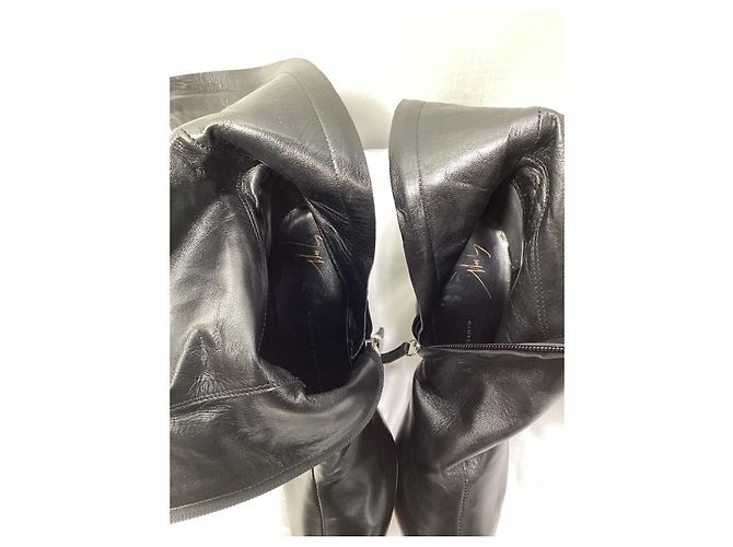 Stivali alti con zip e tacco in pelle nera di Giuseppe Zanotti Nero - vista 18