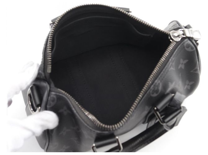 Sac à main Louis Vuitton Keepall Bandouliere 25 M46271 Gris - vue 3