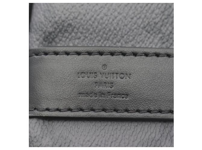 Sac à main Louis Vuitton Keepall Bandouliere 25 M46271 Gris - vue 4
