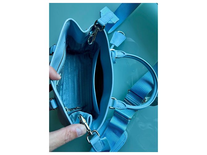 Prada Handtasche aus Leder Hellblau - Ansicht 7