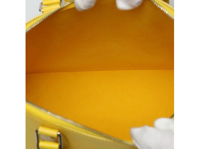 Borsa Epi Alma Louis Vuitton in Citron D'oro - vista 13