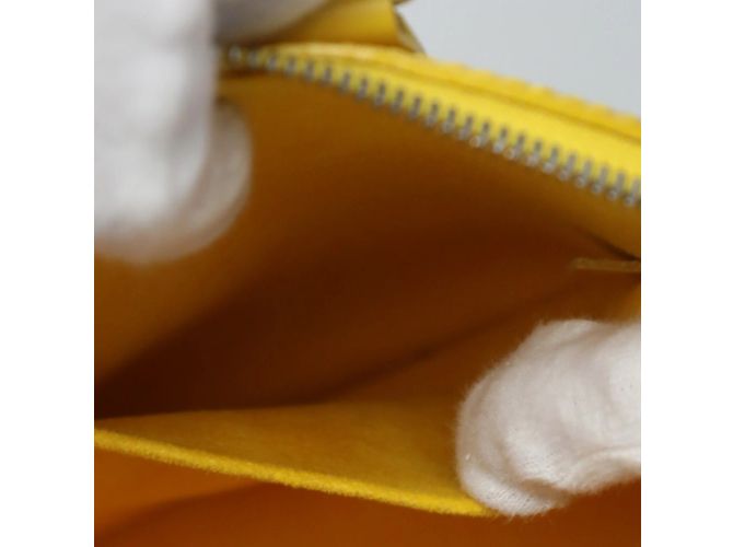 Borsa Epi Alma Louis Vuitton in Citron D'oro - vista 15