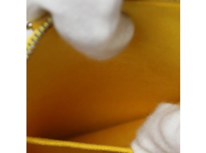 Borsa Epi Alma Louis Vuitton in Citron D'oro - vista 16