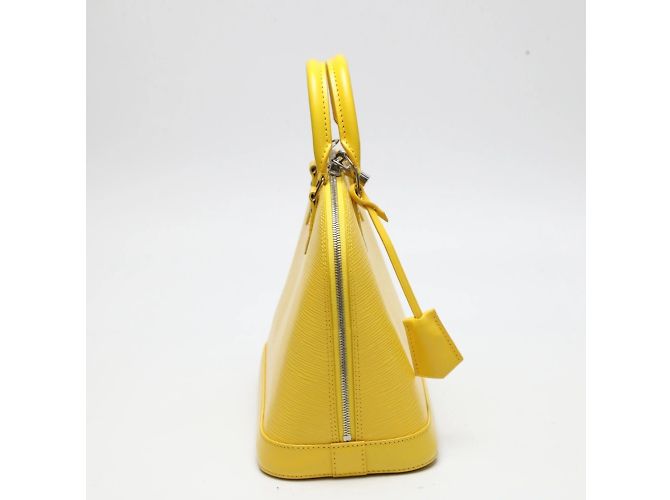 Borsa Epi Alma Louis Vuitton in Citron D'oro - vista 3