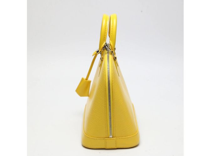Borsa Epi Alma Louis Vuitton in Citron D'oro - vista 4