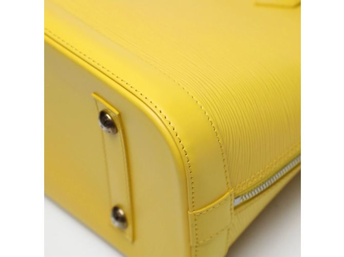 Borsa Epi Alma Louis Vuitton in Citron D'oro - vista 9