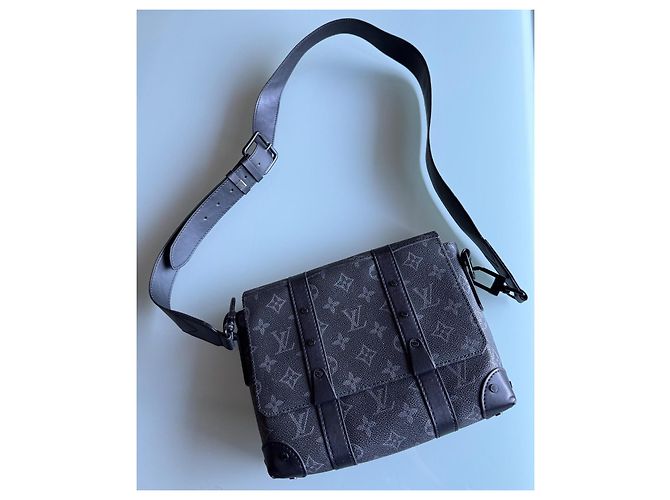 Louis Vuitton Soft Trunk Messenger Bag in pelle nera Nero - vista 2