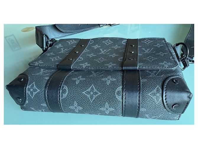 Louis Vuitton Soft Trunk Messenger Bag in pelle nera Nero - vista 8