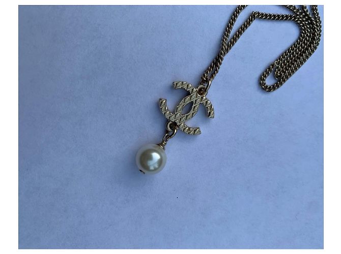 Collana Chanel in metallo dorato con pendente di perla Gold hardware - vista 9