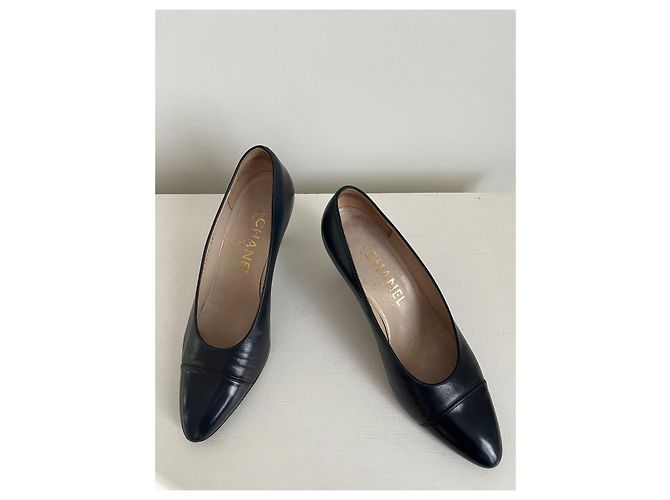 Décolleté Chanel blu navy in pelle - vista 2