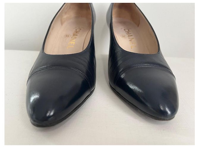 Décolleté Chanel blu navy in pelle - vista 4