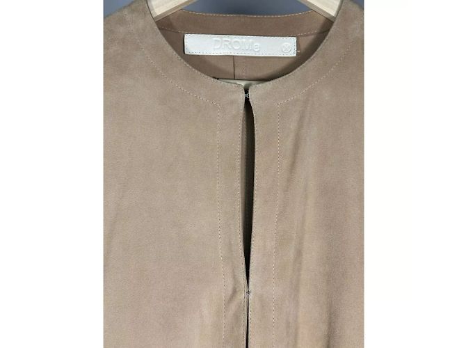 Abrigo Duster de Cuero Suede sin Cuello DROMe Beige Castaño - vista 6