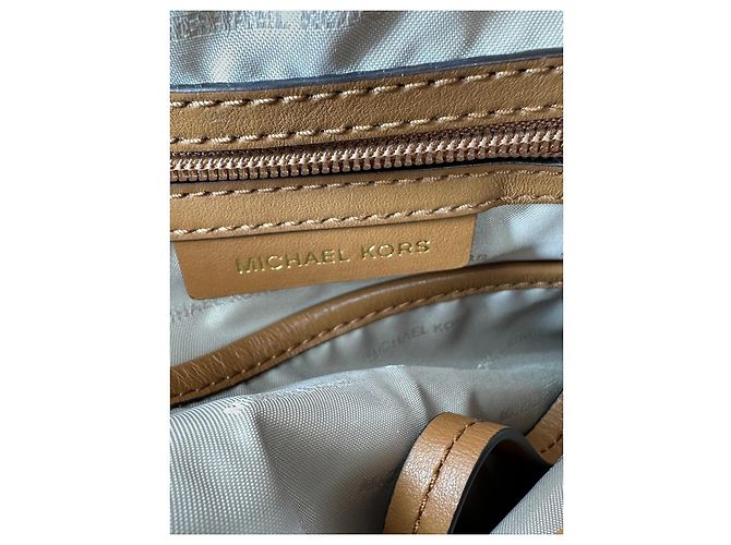 Michael Kors Newbury Medium Chain Stud Borsa a spalla Marrone Gold hardware - vista 18