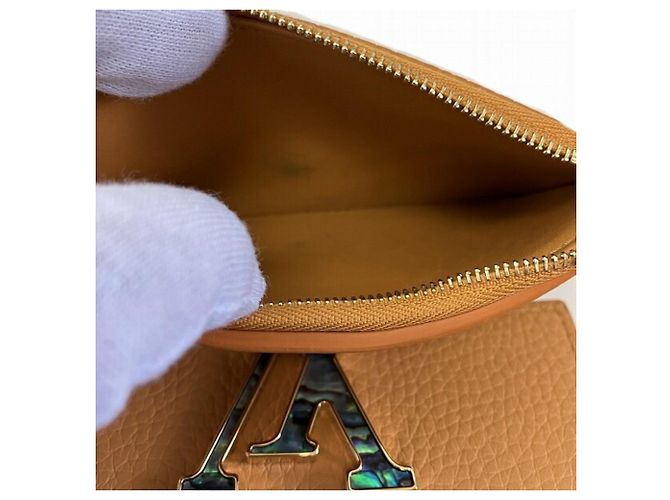 Cartera Capucines Louis Vuitton Camello - vista 5